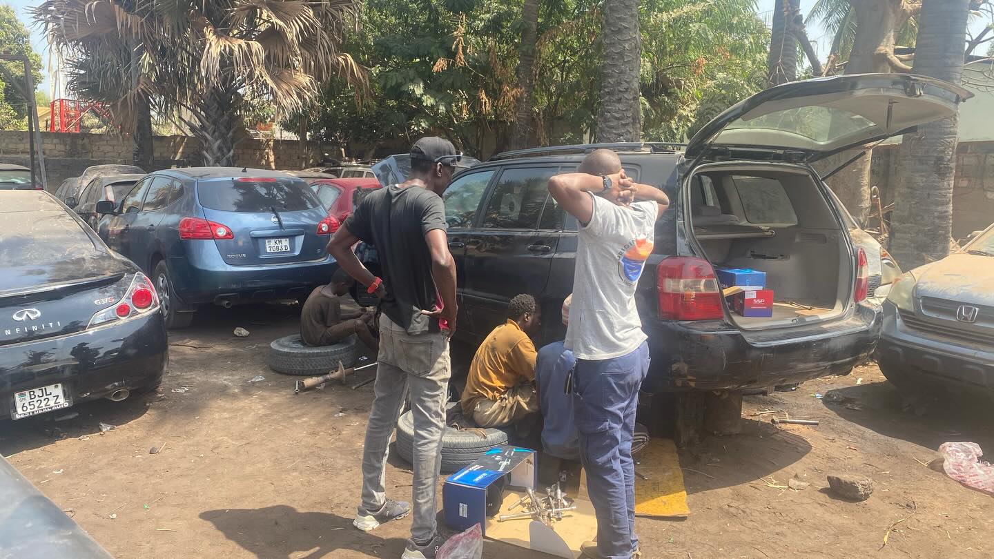 New power steering and suspensions. Four people, one kid (intern) working, still it takes a day. This is Gambia. But it is okey. I find it amusing and interesting to see them work. Manpower only with no power tools.