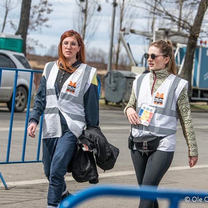 Rosa (GB), on the right, will take over as the volunteer coordinator when Mélodie is leaving us on Tuesday. Sad to see her go. #ukraine #romania @refugee4refugees @melodiesawyer @rosaalice95